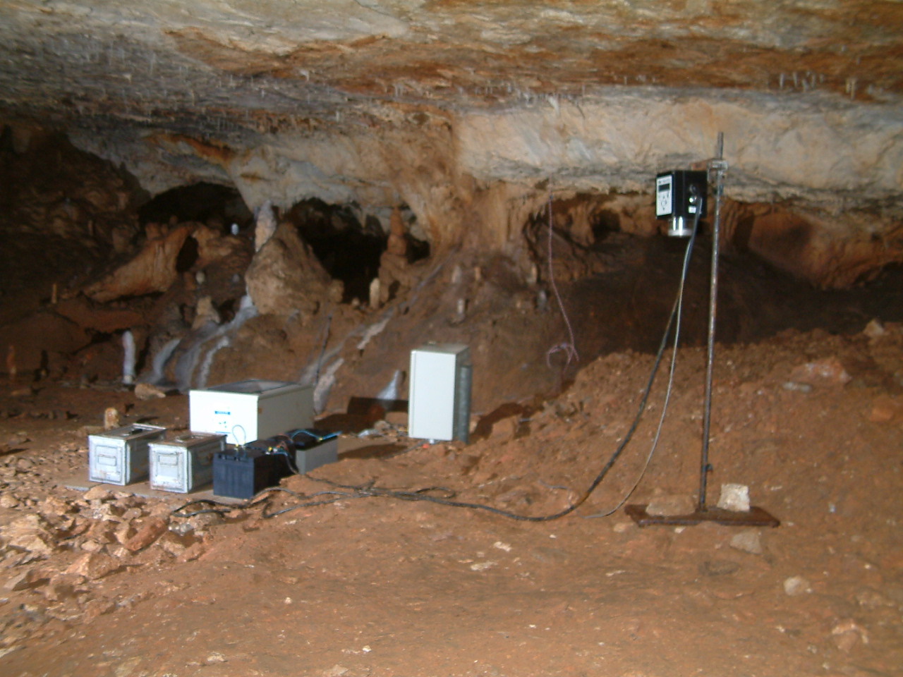 Centrale d'enregistrement des capteurs situés dans la grotte